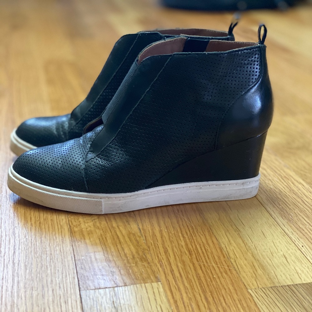 Linea Paola casual sneakers. Size 6 almost new